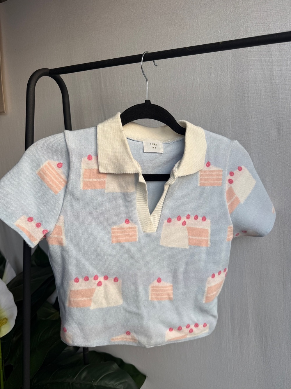 Luna Ivy Cake Collared Crop Top / Size M/L
